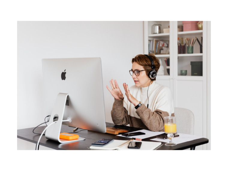 GA4でアクティブユーザーを確認する方法
GA4の管理画面でこの指標にアクセスし、分析する具体例を説明します。
